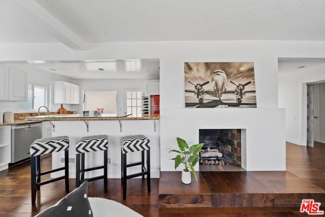 11689 Picturesque Drive, Studio City CA: https://media.crmls.org/mediaz/3e9f81db-de19-4798-924b-084f7139986b.jpg