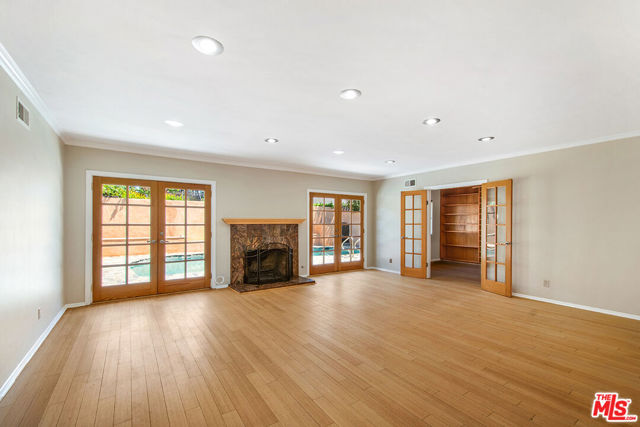 16015 KITTRIDGE Street photo 4