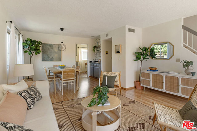 13959 Victory Boulevard, 1 photo 3