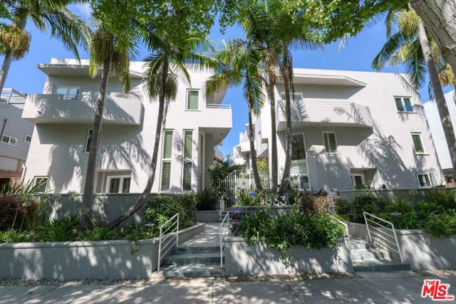 833 17th Street, Santa Monica CA: https://media.crmls.org/mediaz/3ea0c294-7c06-4a07-83c4-c6f012e1d0b0.jpg