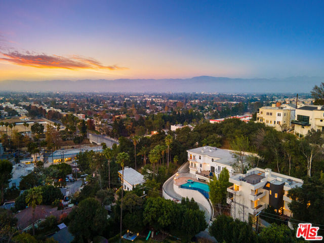 4148 Sunswept Drive, Studio City CA: https://media.crmls.org/mediaz/3ea1f06d-05c5-4385-bac0-b7c0ab23cb3d.jpg