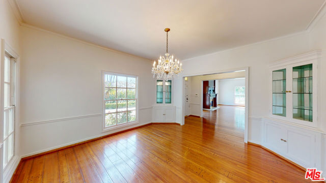 525 N Rexford Drive, Beverly Hills CA: https://media.crmls.org/mediaz/3ea2aa00-53cd-49ab-af94-16ba58137cd6.jpg