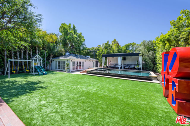 9885 Carmelita Avenue, Beverly Hills CA: https://media.crmls.org/mediaz/3ea2ffcd-5110-4e2f-88c4-17a6466ff1c4.jpg