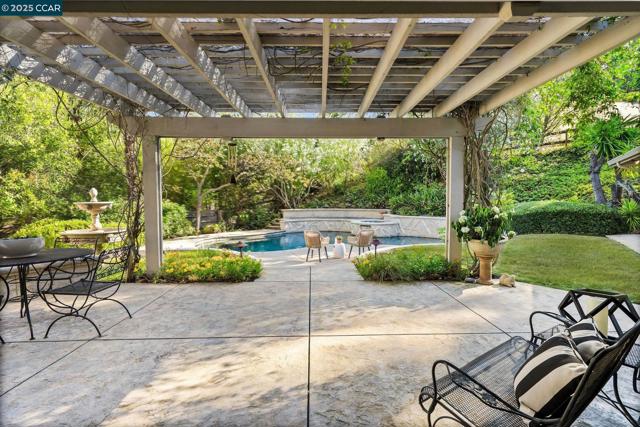 225 Vagabond Ct, Alamo CA: https://media.crmls.org/mediaz/3ea31d21-043f-4985-8df0-906e0b2b662f.jpg