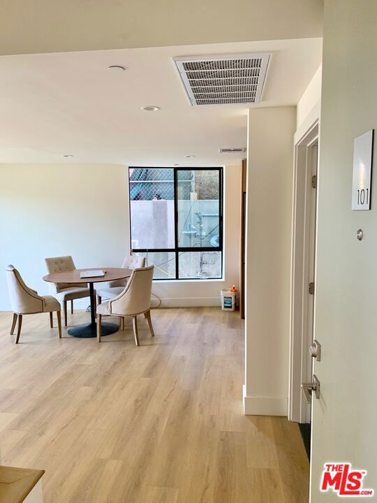 1822 Overland Avenue, Los Angeles CA: https://media.crmls.org/mediaz/3ea37087-effb-4a33-8197-fe9e3c105b29.jpg