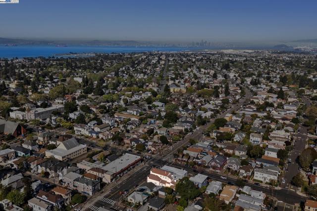 1707 Lincoln Ave, Alameda CA: https://media.crmls.org/mediaz/3ea3dfd2-9acf-4cf7-aa04-7ec1ec64cfab.jpg