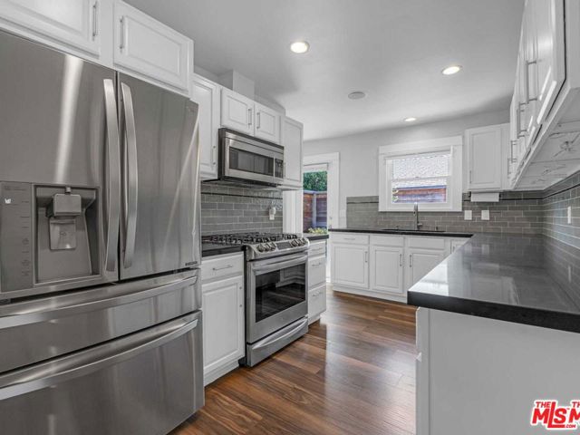7024 De Longpre Avenue, Los Angeles CA: https://media.crmls.org/mediaz/3ea42151-e510-40d7-8c55-4e7b6fcce59e.jpg