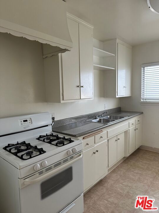 15207 Dickens Street photo 7