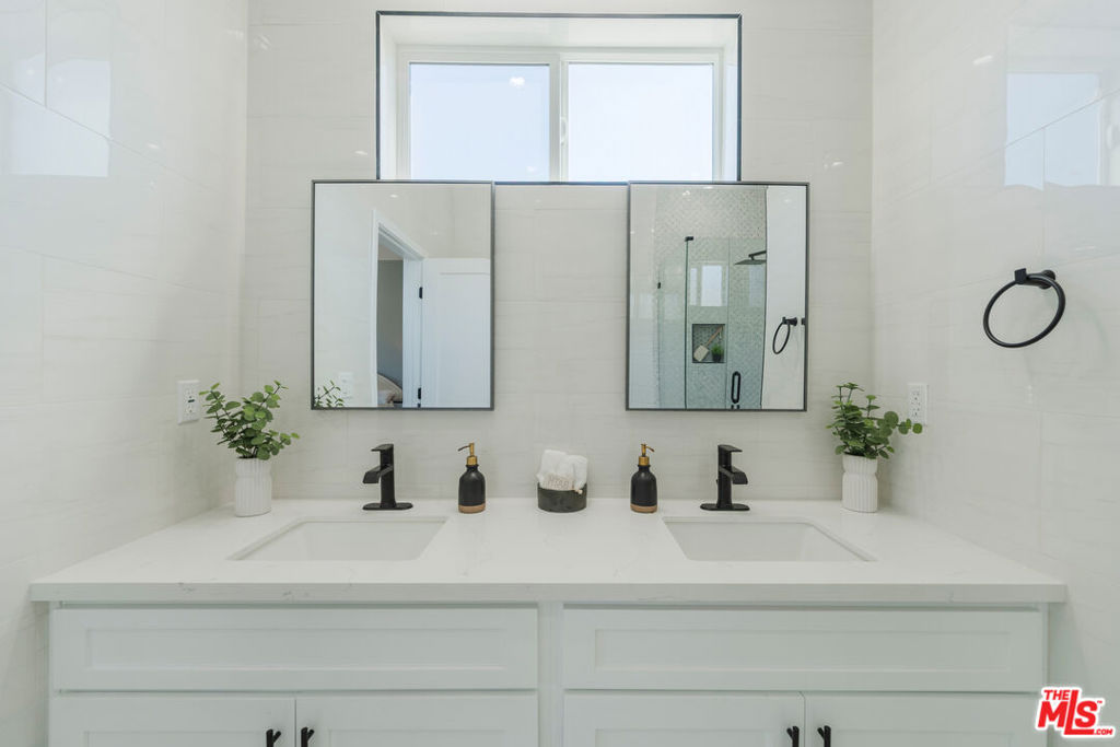 https://media.crmls.org/mediaz/3ea4a3c2-351e-4618-a24c-a5c94a731762.jpg?preset=X-Large