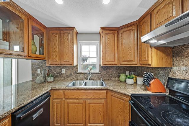 394 Encino, Livermore CA: https://media.crmls.org/mediaz/3ea4faa4-9812-482f-80a1-21a55f0bc23f.jpg