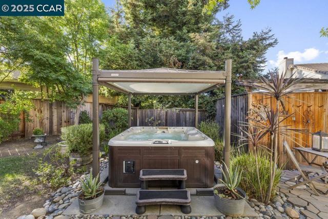 82 BEAR PLACE, Clayton CA: https://media.crmls.org/mediaz/3ea57c69-e1e2-4fdc-ac9c-0c42c6352fd5.jpg