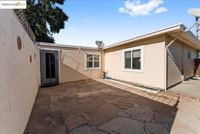 18943 Crest Ave, Castro Valley CA: https://media.crmls.org/mediaz/3ea612f7-765d-4ea6-9553-e26d1a34f684.jpg
