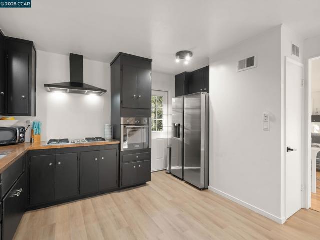 230 Fairlawn Dr, Berkeley CA: https://media.crmls.org/mediaz/3ea75354-060f-48b1-8a6a-80ec06b054fe.jpg