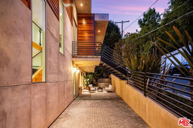 933 Bluegrass Lane, Los Angeles CA: https://media.crmls.org/mediaz/3ea7e956-12c6-4603-a641-17d5fd7e33c0.jpg
