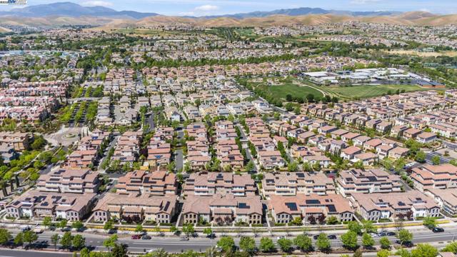 3340 Giovanni Way, Dublin CA: https://media.crmls.org/mediaz/3ea7ece5-db0f-4386-9799-1ae3a370567c.jpg