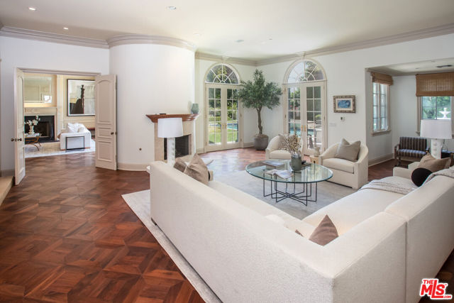 1154 Summit Drive, Beverly Hills CA: https://media.crmls.org/mediaz/3eaa4831-ac77-4c9b-9c0e-b0b584a03281.jpg
