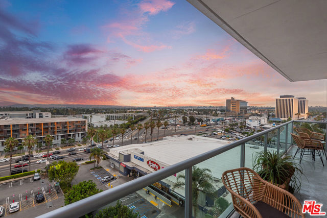 13600 Marina Pointe Drive, Marina del Rey CA: https://media.crmls.org/mediaz/3eaa7e40-caf7-4637-bf5c-0eb6d4aa87de.jpg