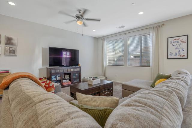 495 Pearl Dr, Lemoore CA: https://media.crmls.org/mediaz/3eab15af-f1ec-4dee-bb3f-436e17c7f544.jpg