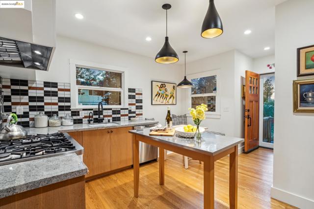 3701 Midvale Ave, Oakland CA: https://media.crmls.org/mediaz/3ead0eca-888f-4cbf-b679-a7f619691bec.jpg
