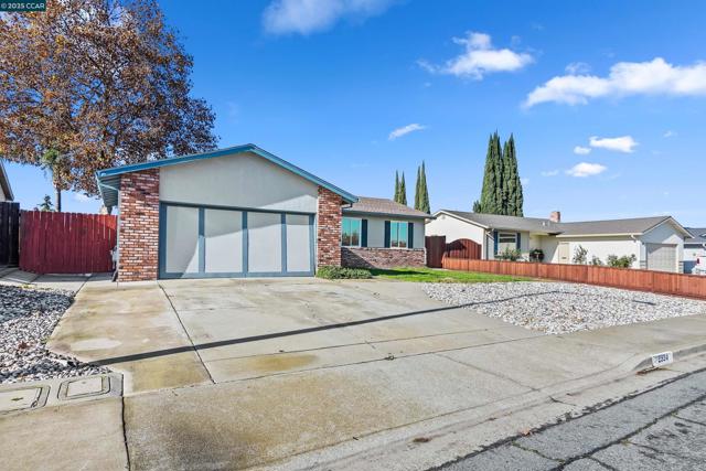 2924 N Francisco Way, Antioch CA: https://media.crmls.org/mediaz/3ead682e-8816-414e-bd29-819795657e99.jpg