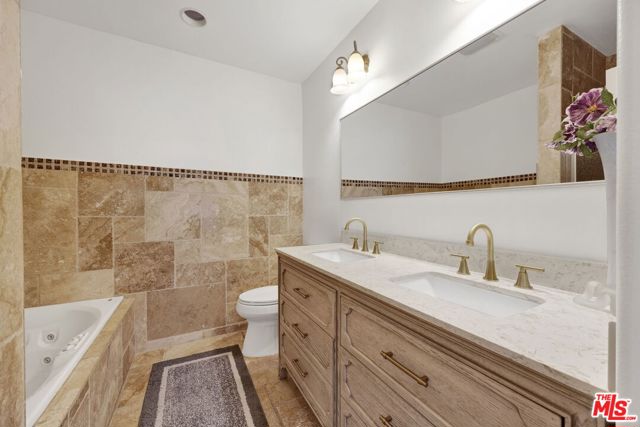 10109 Gloria Avenue, North Hills CA: https://media.crmls.org/mediaz/3eae41c4-65b6-4682-8747-df98ea001649.jpg