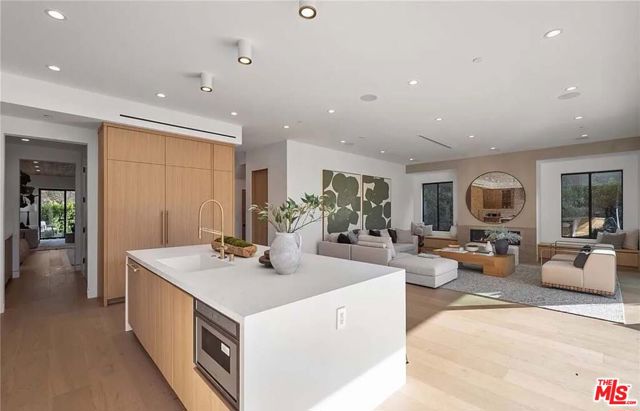 4453 Gentry Avenue, Valley Village CA: https://media.crmls.org/mediaz/3eae422e-a593-45a2-9f67-10ebc03d35c3.jpg