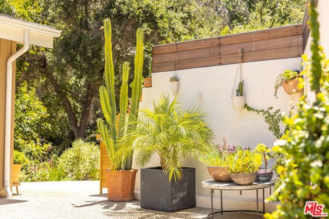 508 GLEN Trail, Topanga CA: https://media.crmls.org/mediaz/3eaf77f2-65ca-4d6b-81b6-49cd4a68d376.jpg