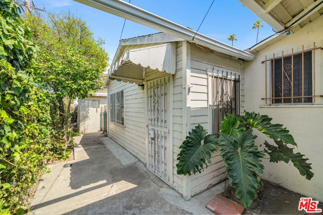 414 N Ditman Avenue, Los Angeles CA: https://media.crmls.org/mediaz/3eb02a05-149a-48cb-ad32-3e83ec6592cb.jpg
