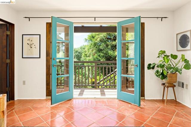 636 Euclid Ave, Berkeley CA: https://media.crmls.org/mediaz/3eb03826-d457-45da-ae37-a98f3a6d7ba1.jpg