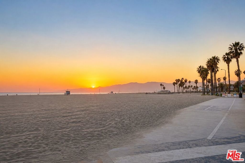 https://media.crmls.org/mediaz/3eb242b6-a7a2-4472-aa2f-6710dfbd0a86.jpg?preset=X-Large