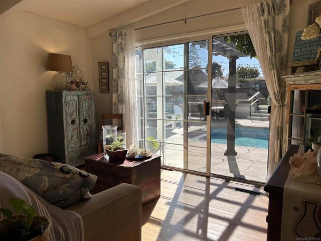 3275 Maezel Ln, Carlsbad CA: https://media.crmls.org/mediaz/3eb2cc67-1ac0-4e70-ba68-d360dbc9e36e.jpg