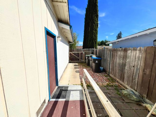 3025 Monticello Dr, Stockton CA: https://media.crmls.org/mediaz/3eb38310-4a96-4254-a1e3-1f61ba2fd27f.jpg