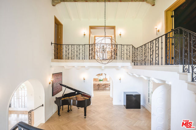 9451 Sunset Boulevard, Beverly Hills CA: https://media.crmls.org/mediaz/3eb48826-17be-4e5f-bcb0-f5f0a69a893b.jpg