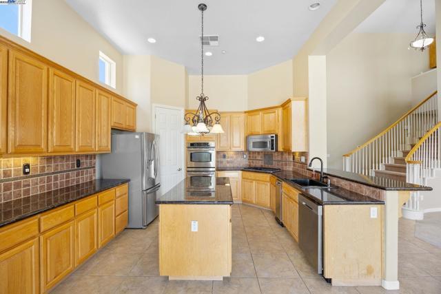 2132 Gold Poppy St, Brentwood CA: https://media.crmls.org/mediaz/3eb5468c-d4bf-40f8-92f5-6e5882b9b04a.jpg