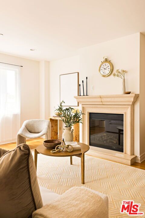 325 Arnaz Drive, Los Angeles CA: https://media.crmls.org/mediaz/3eb58edf-2256-4994-b7c4-1dc19ccfb022.jpg