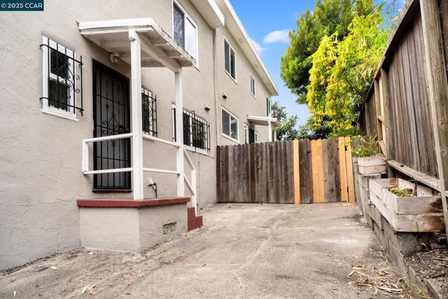 1232 E 20Th St, Oakland CA: https://media.crmls.org/mediaz/3eb5f136-6ffd-4e19-9247-8f5722d99778.jpg