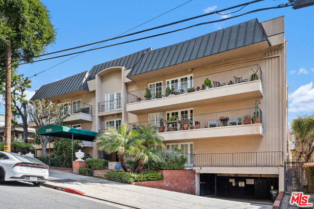 1010 Palm Avenue, West Hollywood CA: https://media.crmls.org/mediaz/3eb6d222-94f5-410b-ad97-771645b27a92.jpg