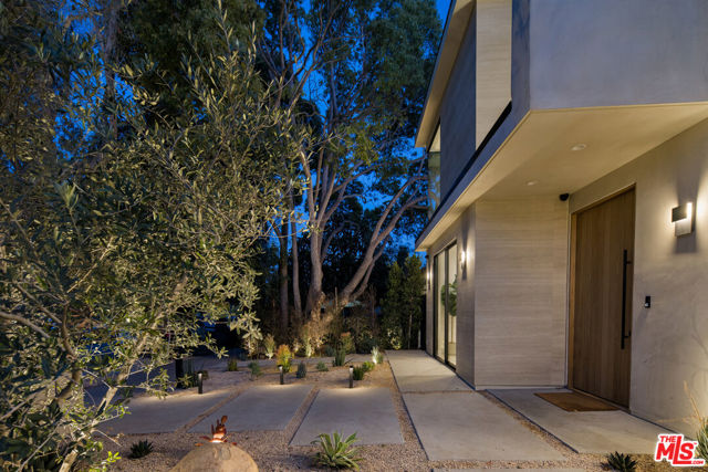2115 Walnut Avenue, Venice CA: https://media.crmls.org/mediaz/3eb7088d-d912-4e0b-962a-f818c94998ba.jpg