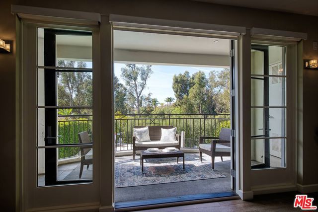 Drew Fenton | 441 S Barrington Avenue Los Angeles CA | MLS: 7091568