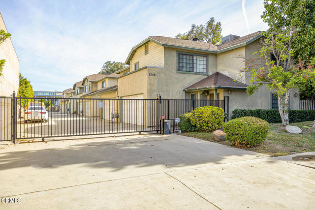 Detail Gallery Image 4 of 45 For 7046 De Celis Pl #2,  Van Nuys,  CA 91406 - 2 Beds | 3 Baths