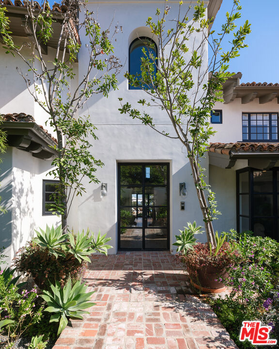 7100 La Presa Drive, Los Angeles CA: https://media.crmls.org/mediaz/3eba82cc-4fd1-4be4-996d-a25c626a10b4.jpg