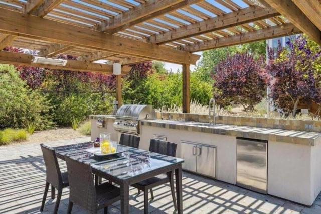 23583 Summit Road, Los Gatos CA: https://media.crmls.org/mediaz/3ebae0da-77c1-44bf-8af7-f727366ad843.jpg