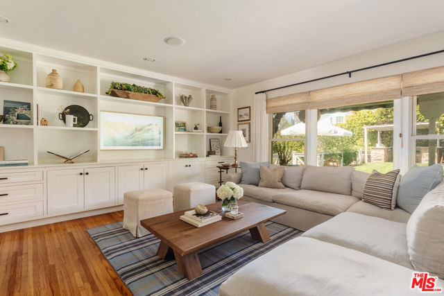 5635 S Chariton Avenue, Los Angeles CA: https://media.crmls.org/mediaz/3ebc49ef-19d8-4715-90b5-47adf716fe63.jpg