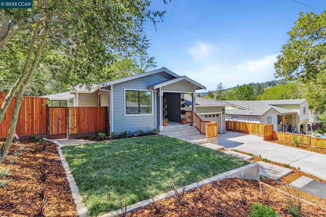 945 Yorkshire Ct, Lafayette CA: https://media.crmls.org/mediaz/3ebcd862-5ce8-43f5-bcc4-5257a2d9e560.jpg