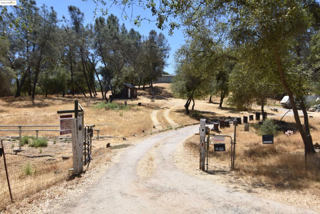 12078 Wade Ln, Burson CA: https://media.crmls.org/mediaz/3ebe9dd5-1d94-4379-9ae6-d88446599c6c.jpg