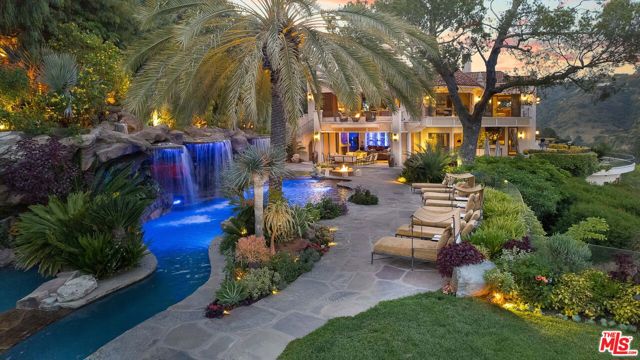 10066 Cielo Drive, Beverly Hills CA: https://media.crmls.org/mediaz/3ebec130-b5bc-42b9-bc04-0f2a406afa14.jpg