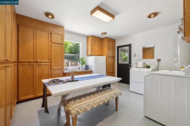 12 La Sonoma Ct, Alamo CA: https://media.crmls.org/mediaz/3ebfef67-95fc-4013-a08e-c81c9788a0f4.jpg