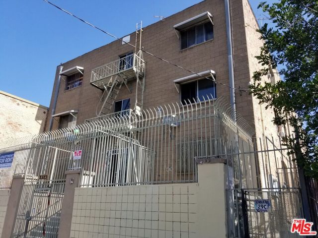 2323 W 11th Street, Los Angeles CA: https://media.crmls.org/mediaz/3ec0ec4c-90bb-42ac-9a95-b9e6f165c8bb.jpg