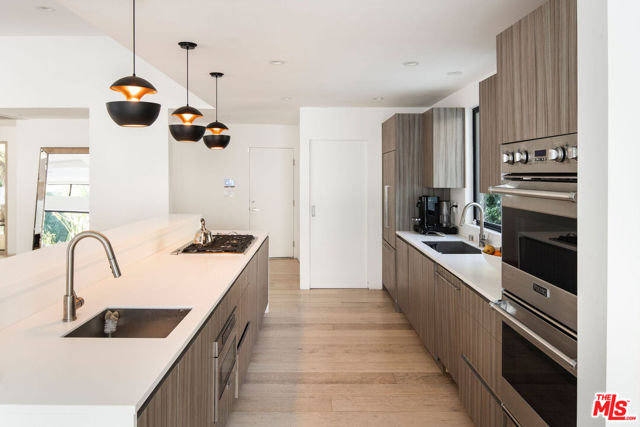 2048 N Beverly Drive, Beverly Hills CA: https://media.crmls.org/mediaz/3ec25961-6d1c-4b73-b5c8-2ac8c78a8bc7.jpg