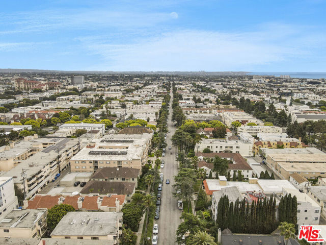 858 12th Street, Santa Monica CA: https://media.crmls.org/mediaz/3ec37832-7693-46f1-b697-6683adc2b464.jpg